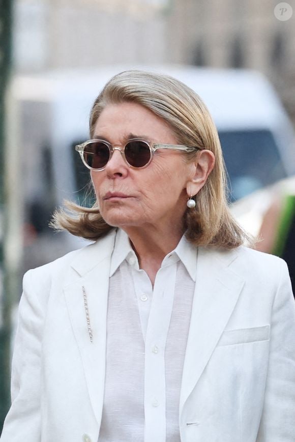 Françoise Coulon, femme de Philippe Labro - Arrivées aux obsèques de Philippe Labro en l'église de Saint-Germain-des-Prés à Paris le 13 juin 2025. © Dominique Jacovides - Christophe Clovis / Bestimage