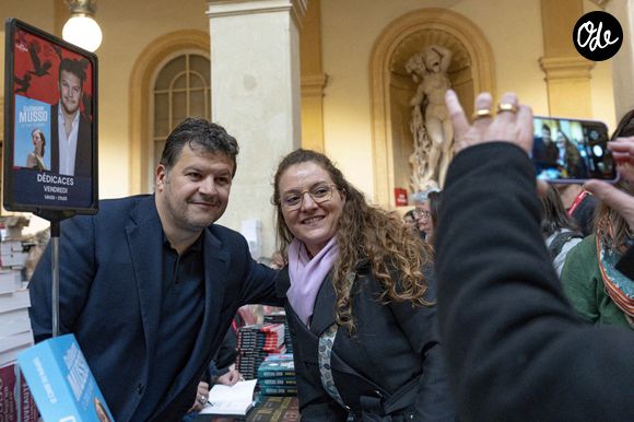 Une école primaire en son nom a été inaugurée en 2024 à Juan-les-Pins, mêlant ainsi ses passions pour l'enseignement et l'écriture...

Guillaume Musso pose avec une fan lors de la 22ème édition du festival Quais du Polar à Lyon, France, le 3 avril 2026. Crédit Sandrine Thesillat/PsNewZ/Bestimage