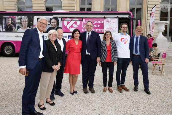 Exclusif - Thierry Drilhon, Catherine Vautrin, Marc Ladreit de Lacharrière, Claire Mounier-Vehier, cofondatrice de l'association, Aurélien Rousseau, Agnès Firmin-Le Bodo, guest, Marc Fesneau - Le bus du coeur de l'association "Agir pour le coeur des femmes" fait une halte à l'Assemblée Nationale à Paris le 28 mai 2025
© Jack Tribeca / Bestimage
