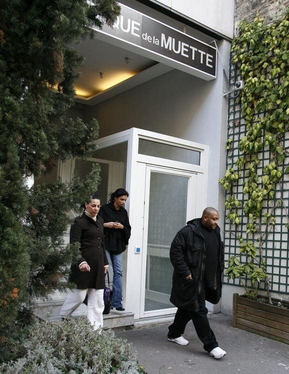 Les sœurs de Rachida Dati, Samira et Malika, quittent la maternité 'La Muette' à Paris, France, le 3 janvier 2009, où la ministre française de la Justice Rachida Dati a donné naissance à une petite fille, le 2 janvier. Sa fille, Zohra, est née 15 jours avant terme par césarienne dans une maternité de Paris. Photo by ABACAPRESS.COM