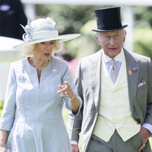 Le roi Charles III d'Angleterre et Camilla Parker Bowles, reine consort d'Angleterre assistent à la course hippique Royal Ascot (Jour 3), le 19 juin 2025. 
© GOFF INF / BESTIMAGE