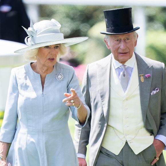 Le roi Charles III d'Angleterre et Camilla Parker Bowles, reine consort d'Angleterre assistent à la course hippique Royal Ascot (Jour 3), le 19 juin 2025. 
© GOFF INF / BESTIMAGE