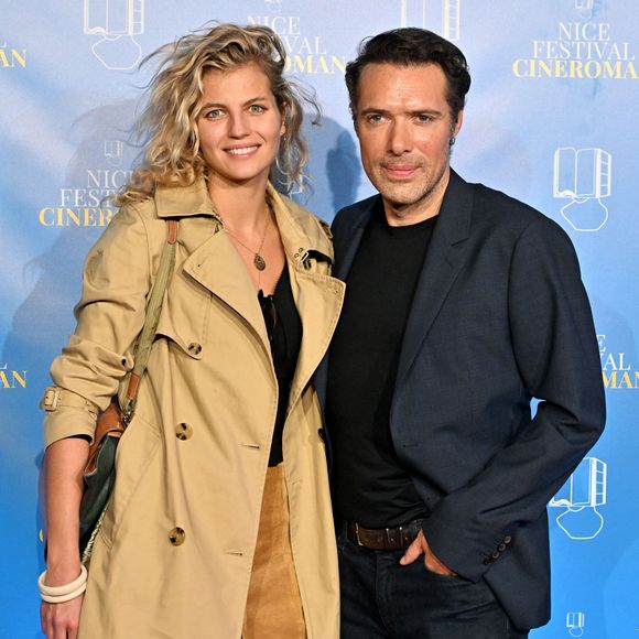 Nicolas Bedos et sa compagne Pauline Desmonts au photocall de la soirée du 8 octobre lors de la 4ème édition du festival Cinéroman à Nice.

© Bruno Bebert / Bestimage
