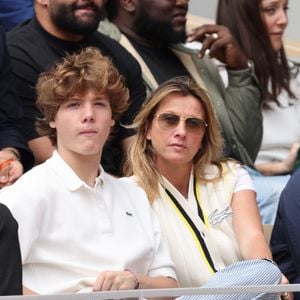 Sarah Poniatowski et son fils Roman Lavoine - Les célébrités dans les tribunes des Internationaux de France de tennis de Roland Garros 2024 à Paris. Le 5 juin 2024. © Jacovides-Moreau/Bestimage