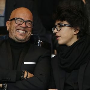 Pascal Obispo et son fils Sean lors du match Psg-Saint-Etienne Ligue 1 au Parc des Princes à Paris, le 25 octobre 2015. Agence/Bestimage