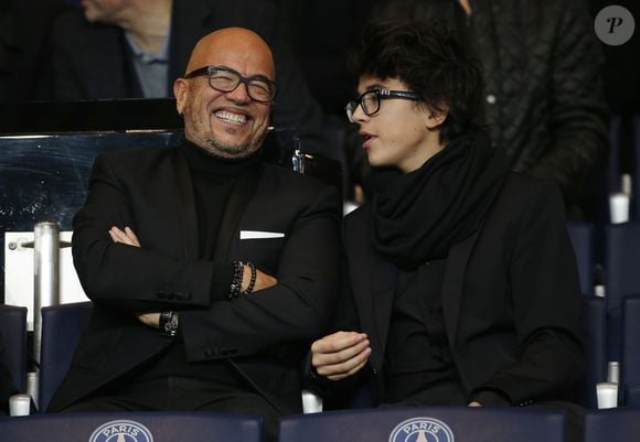 Pascal Obispo et son fils Sean lors du match Psg-Saint-Etienne Ligue 1 au Parc des Princes à Paris, le 25 octobre 2015. Agence/Bestimage