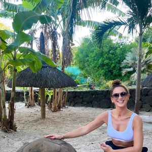 Sur RTLMidi, la journaliste Hortense Crépin a fait part de cette information, qui circule déjà depuis le début de l'année sur internet. 

Vitaa en vacances avec son mari Hicham et leurs 3 enfants au soleil. Décembre 2024.