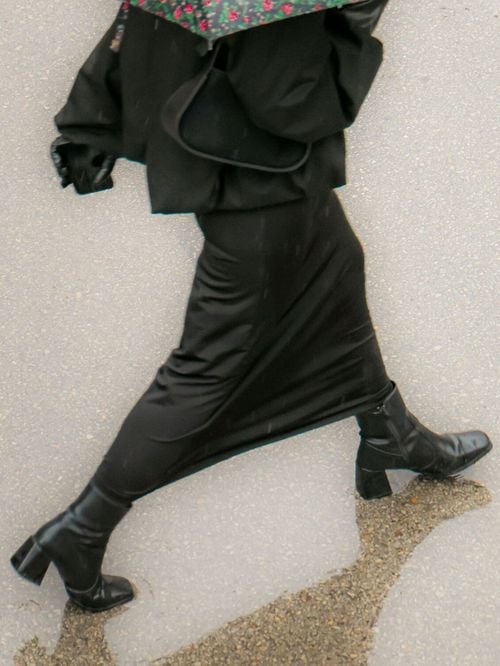 Afficher un style à la pointe de la mode en automne, c'est possible : Ces 8 combos fonctionnent à chaque fois pour accorder robes et bottes