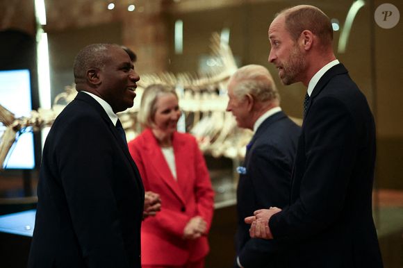 Le roi Charles III s'entretient avec des invités lors de l'événement Countdown to Cop30, organisé conjointement par le Muséum d'histoire naturelle et le gouvernement britannique au Muséum de Londres. Cet événement rassemble les acteurs du changement qui s'attaquent au changement climatique et à la perte de la nature, avant le sommet de la Cop30 qui se tiendra à Belém, au Brésil, en novembre. Jeudi 9 octobre 2025. Photo par Henry Nicholls/PA Wire/ABACAPRESS.COM