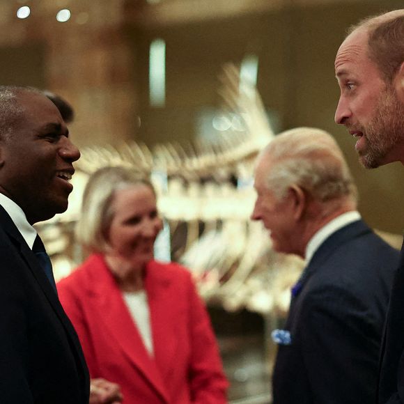 Le roi Charles III s'entretient avec des invités lors de l'événement Countdown to Cop30, organisé conjointement par le Muséum d'histoire naturelle et le gouvernement britannique au Muséum de Londres. Cet événement rassemble les acteurs du changement qui s'attaquent au changement climatique et à la perte de la nature, avant le sommet de la Cop30 qui se tiendra à Belém, au Brésil, en novembre. Jeudi 9 octobre 2025. Photo par Henry Nicholls/PA Wire/ABACAPRESS.COM
