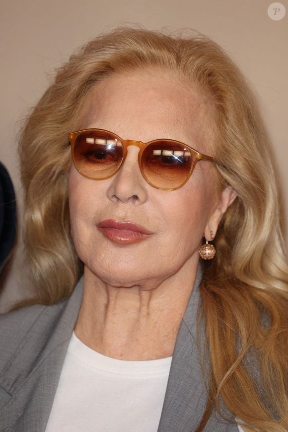 L'artiste a reçu la médaille de l'Assemblée nationale. Sylvie Vartan assiste à la première de "Ma Mere, Dieu et Sylvie Vartan" au Pathe Palace à Paris le 17 mars 2025, France. Photo par Jerome Domine/ABACAPRESS.COM