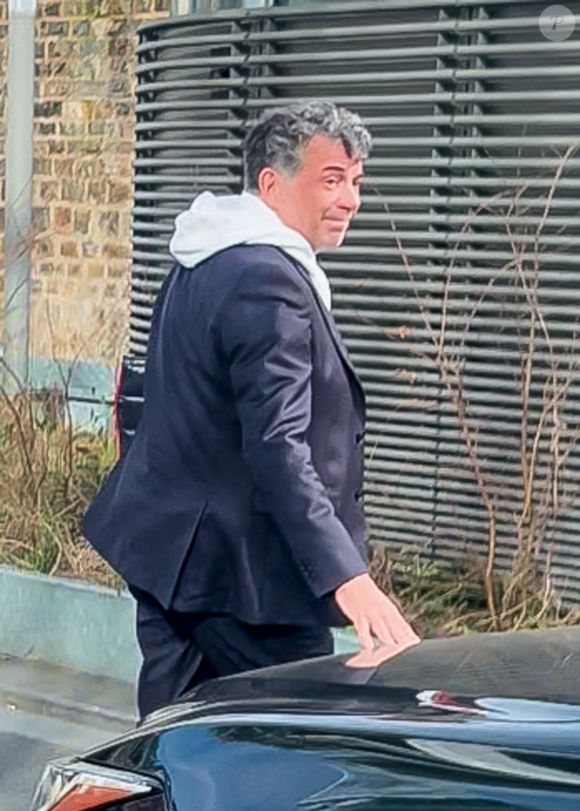 Stéphane Plaza en larmes à la sortie de son procès après avoir été reconnu coupable de "violences habituelles par concubin" et condamné à 12 mois de prison avec sursis, à Paris, France, le 18 février 2025. © Yehiel Chekroune/Bestimage