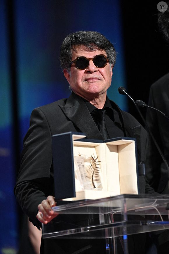 Le réalisateur, scénariste et producteur iranien Jafar Panahi célèbre sur scène après avoir remporté la Palme d'Or pour le film "Un simple accident" lors de la cérémonie de clôture de la 78e édition du Festival de Cannes à Cannes, France, le 24 mai 2025. Photo de David Niviere/ABACAPRESS.COM