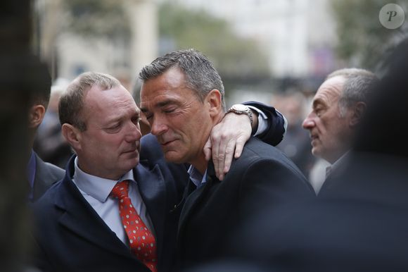 Hubert Arthaud (frère de Florence Arthaud) et un proche - Obsèques de la navigatrice française Florence Arthaud en l'église Saint-Séverin à Paris, le 30 mars 2015. Florence Arthaud est décédée lors du crash d'hélicoptère en Argentine le 9 mars dernier pendant le tournage du jeu de TF1 "Dropped". Jacovides - Clovis / Bestimage