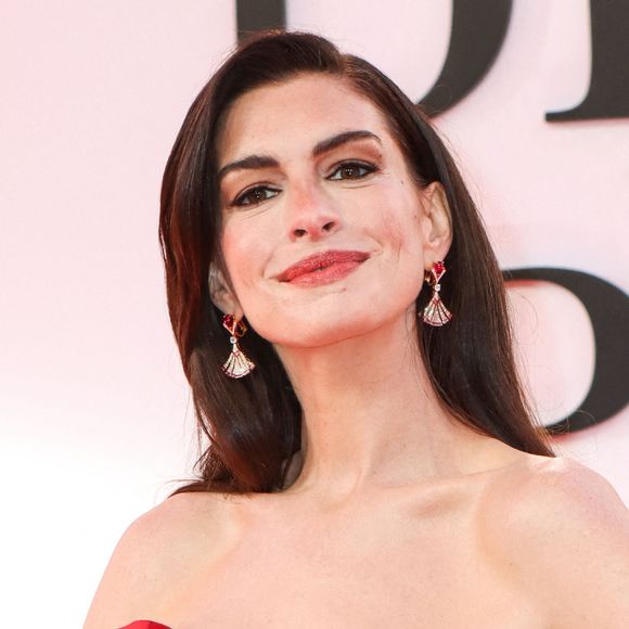 C’est l’événement ciné de la semaine : vingt ans après le premier volet, la suite du film culte "Le Diable s’habille en Prada" sort en salles ce mercredi 29 avril. 

Anne Hathaway à la première du "Diable s'habille en Prada 2" à New York.

©Bestimage
