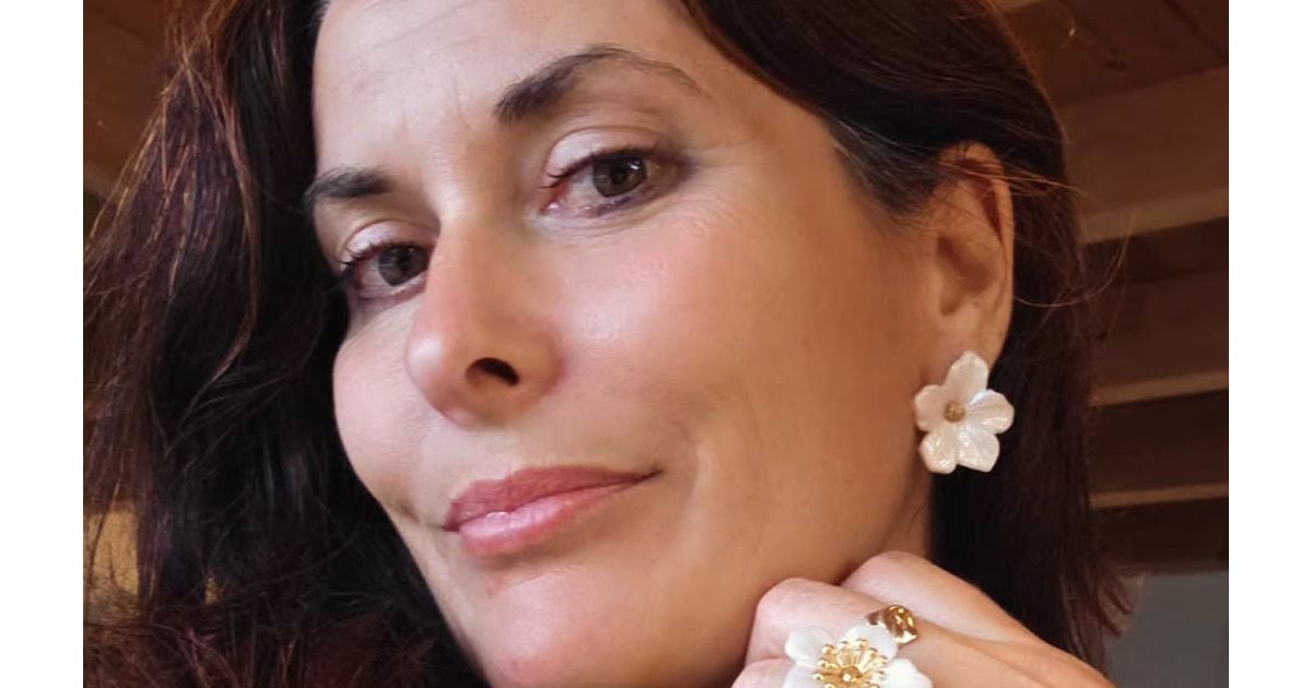 Une agricultrice de L&rsquo;amour est dans le pré montre le visage de son compagnon, un bel américain (SPOILER)