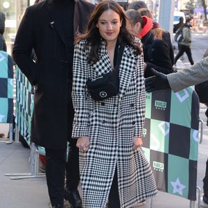 La chanteuse française Jain (Jeanne Galice) porte un long manteau noir et blanc à la sortie de l'émission AOL Live à New York le 25 janvier 2018. Backgrid USA / Bestimage