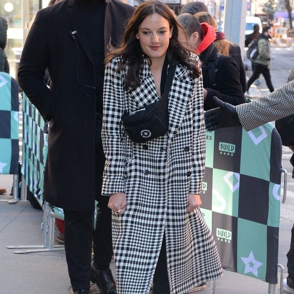 La chanteuse française Jain (Jeanne Galice) porte un long manteau noir et blanc à la sortie de l'émission AOL Live à New York le 25 janvier 2018. Backgrid USA / Bestimage