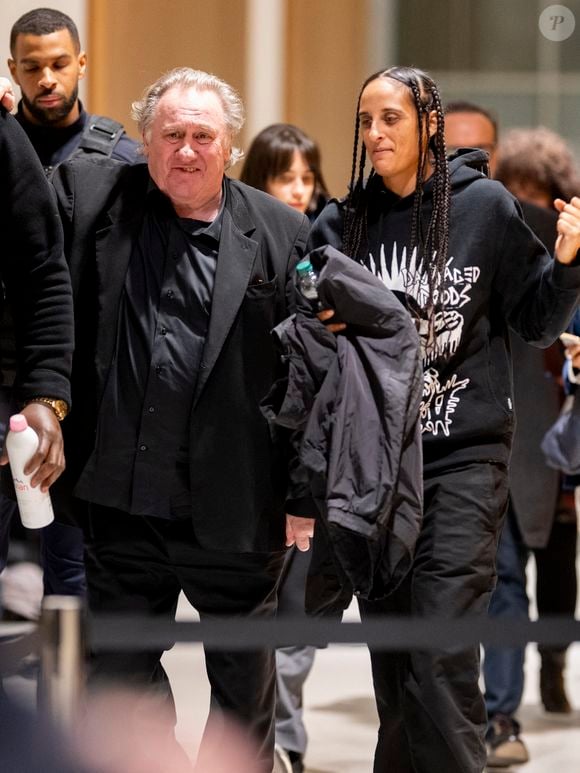 Gérard Depardieu et sa fille Roxane Depardieu à la sortie du procès de Gérard Depardieu pour agressions sexuelles sur deux femmes lors d'un tournage de film en 2021 au tribunal correctionnel de Paris, France, le 25 mars 2025. © Pierre Perusseau/Bestimage