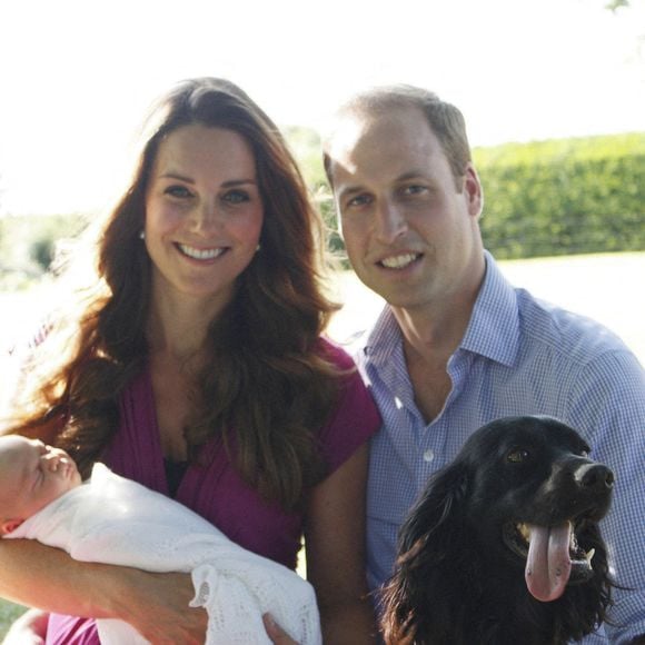 Un décès qui a profondément bouleversé les membres de la famille royale.

Le prince William et son épouse assis avec leur fils, le prince George, dans le jardin de la maison familiale des Middleton à Bucklebury, dans le Berkshire, entourés de Tilly, le retriever (animal de compagnie de la famille Middleton), et de Lupo, l'épagneul du couple. Photo par Michael Middleton/PA Wire/ABACAPRESS.COM