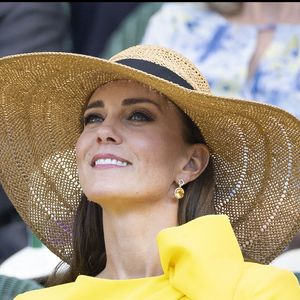 La princesse de Galles inspire les fashionistas du monde entier

Kate Middleton, duchesse de Cambridge, regarde la finale du double messieurs lors de la treizième journée des championnats de tennis de Wimbledon à Londres, au Royaume-Uni, le 09 juillet 2022. Photo by Stephen Lock / i-Images/ABACAPRESS.COM