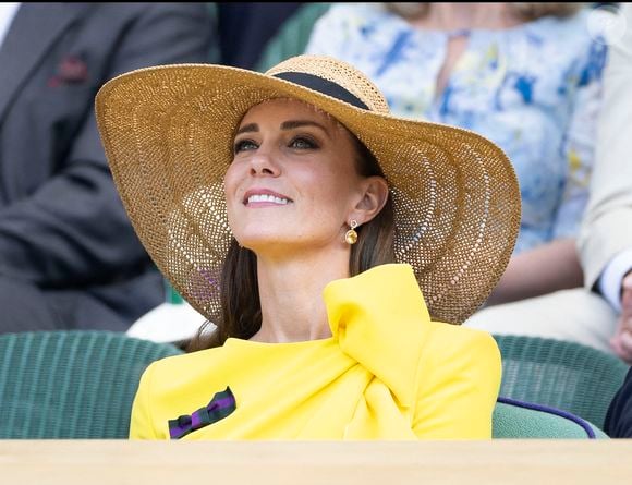 La princesse de Galles inspire les fashionistas du monde entier

Kate Middleton, duchesse de Cambridge, regarde la finale du double messieurs lors de la treizième journée des championnats de tennis de Wimbledon à Londres, au Royaume-Uni, le 09 juillet 2022. Photo by Stephen Lock / i-Images/ABACAPRESS.COM