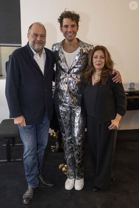Exclusif - Eric Dupond-Moretti et sa compagne Isabelle Boulay - Mika est en backstage après son deuxième concert à la Philharmonie de Paris le 24 octobre 2021.

© Cyril Moreau / Bestimage
