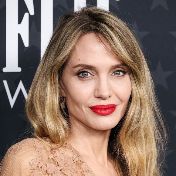 A 49 ans, Angelina Jolie a accompli d'innombrables choses dans sa vie... 

Santa Monica, CA - La 30e édition des Critics' Choice Awards s'est tenue au Barker Hangar à Santa Monica, Los Angeles, Californie, États-Unis. (Backgrid USA / Bestimage).