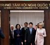 Son look a également été scruté de près. "Gala" explique ainsi que Brigitte Macron s'est inspirée de "l'univers feutré du ballet", très tendance, en s'affichant avec une "longue robe droite aux manches longues et épaulettes structurées de couleur rose dragée".
Le président français E. Macron et sa femme B. Macron, aux côtés de son homologue vietnamien Luong Cuong avec sa femme Nguyen Thi Minh Nguyet, lors d'un dîner d'État au Centre international des congrès de Hanoi, au Vietnam, le 26 mai 2025. © Jeanne Accorsini / Pool / Bestimage