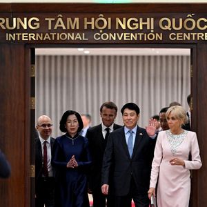 Son look a également été scruté de près. "Gala" explique ainsi que Brigitte Macron s'est inspirée de "l'univers feutré du ballet", très tendance, en s'affichant avec une "longue robe droite aux manches longues et épaulettes structurées de couleur rose dragée".

Le président français E. Macron et sa femme B. Macron, aux côtés de son homologue vietnamien Luong Cuong avec sa femme Nguyen Thi Minh Nguyet, lors d'un dîner d'État au Centre international des congrès de Hanoi, au Vietnam, le 26 mai 2025. © Jeanne Accorsini / Pool / Bestimage