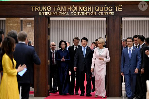 Son look a également été scruté de près. "Gala" explique ainsi que Brigitte Macron s'est inspirée de "l'univers feutré du ballet", très tendance, en s'affichant avec une "longue robe droite aux manches longues et épaulettes structurées de couleur rose dragée".

Le président français E. Macron et sa femme B. Macron, aux côtés de son homologue vietnamien Luong Cuong avec sa femme Nguyen Thi Minh Nguyet, lors d'un dîner d'État au Centre international des congrès de Hanoi, au Vietnam, le 26 mai 2025. © Jeanne Accorsini / Pool / Bestimage