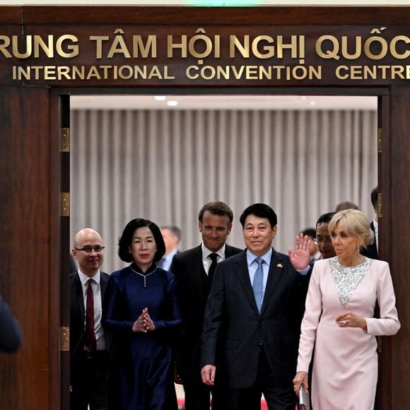 Son look a également été scruté de près. "Gala" explique ainsi que Brigitte Macron s'est inspirée de "l'univers feutré du ballet", très tendance, en s'affichant avec une "longue robe droite aux manches longues et épaulettes structurées de couleur rose dragée".

Le président français E. Macron et sa femme B. Macron, aux côtés de son homologue vietnamien Luong Cuong avec sa femme Nguyen Thi Minh Nguyet, lors d'un dîner d'État au Centre international des congrès de Hanoi, au Vietnam, le 26 mai 2025. © Jeanne Accorsini / Pool / Bestimage