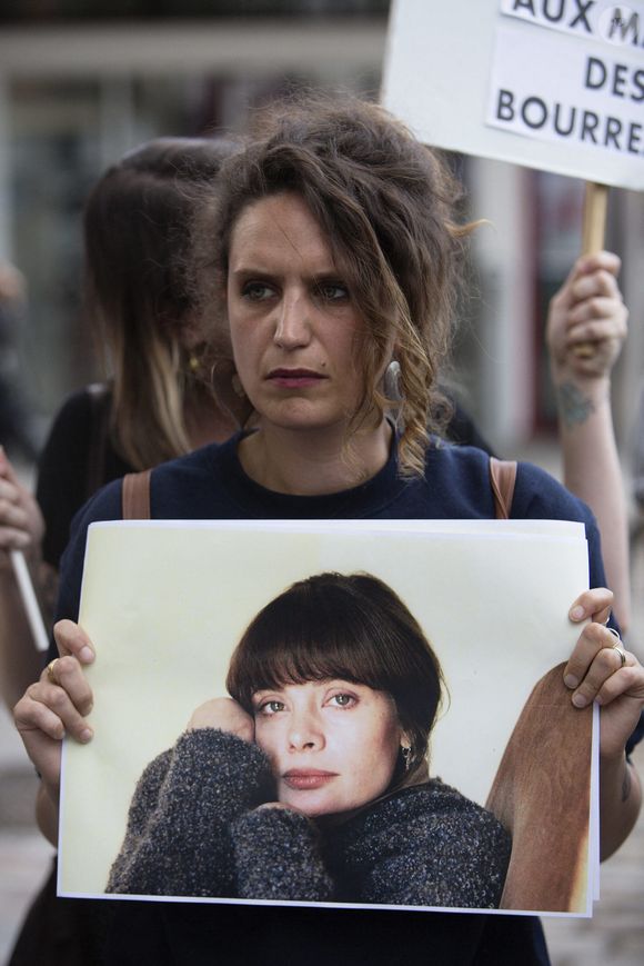 Des manifestants se rassemblent devant la salle de concert du Zénith à Paris, le 7 juin 2018, pour protester contre un concert de la star du rock français Bertrand Cantat, qui a été condamné pour avoir tué sa compagne l'actrice française Marie Trintignant en 2003.  Photo par Raphaël Lafargue/ABACAPRESS.COM