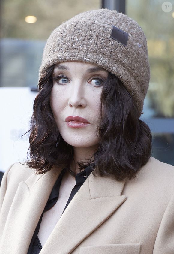 Isabelle Adjani - Les célébrités au défilé Stella McCartney Collection Prêt-à-Porter Automne/Hiver 2025-2026 lors de la Fashion Week de Paris (PFW) le 5 mars 2025.
© Christophe Aubert via Bestimage