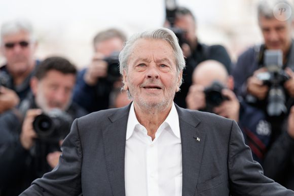 Photocall de la Palme d’or d’honneur à Alain Delon lors du 72ème Festival International du film de Cannes. Le 19 mai 2019 
© Jacovides-Moreau / Bestimage