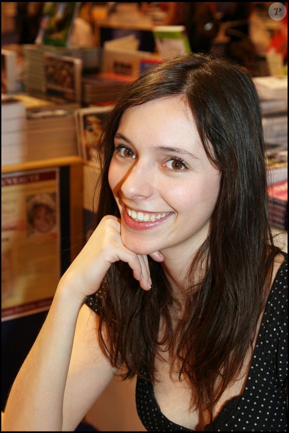 Malgré les différences de goûts et de passions, la complicité est intacte. Héloïse déploie ses ailes, sous le regard fier et aimant de sa mère.

Lolita Séchan - Salon du livre 2007 à la Porte de Versailles

COADIC GUIREC / BESTIMAGE