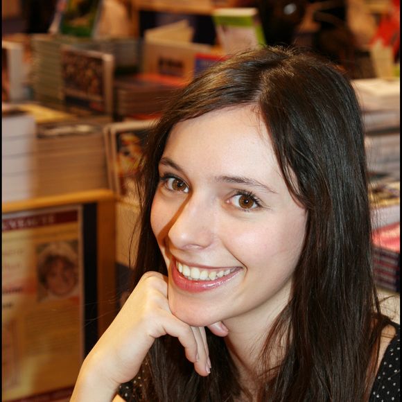 Malgré les différences de goûts et de passions, la complicité est intacte. Héloïse déploie ses ailes, sous le regard fier et aimant de sa mère.

Lolita Séchan - Salon du livre 2007 à la Porte de Versailles

COADIC GUIREC / BESTIMAGE