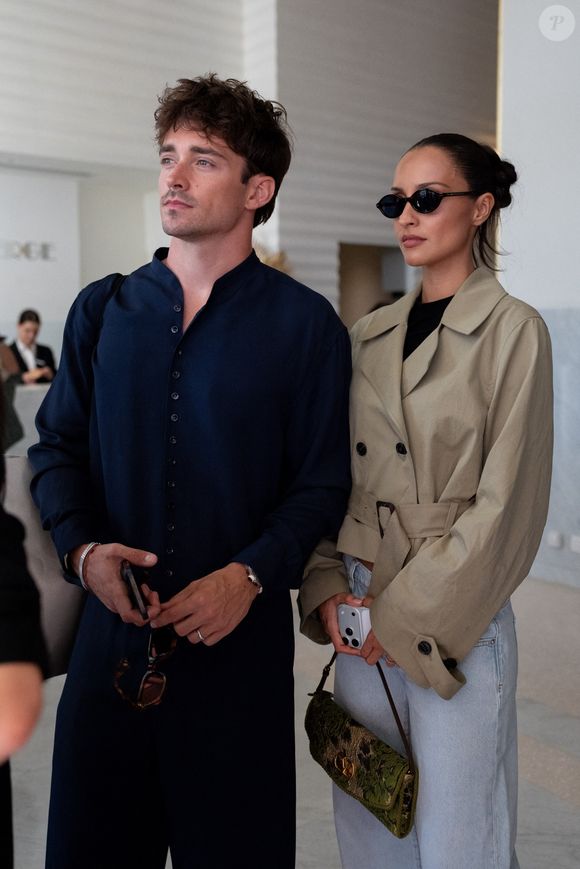 Charles Leclerc et Alexandra Leclerc quittent leur hôtel à Cannes, France, après une apparition sur le tapis rouge lors du 79ème Festival de Cannes 2026.



Sur la photo : Charles Leclerc, Alexandra Leclerc