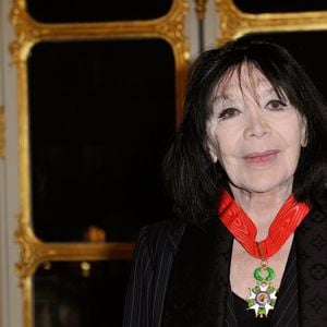 Juliette Greco recoit les insignes de Commandeur de l'ordre national de la Legion d'Honneur lors d'une ceremonie au ministere de la culture a Paris le 12 decembre 2012. Photo par Agence / Bestimage