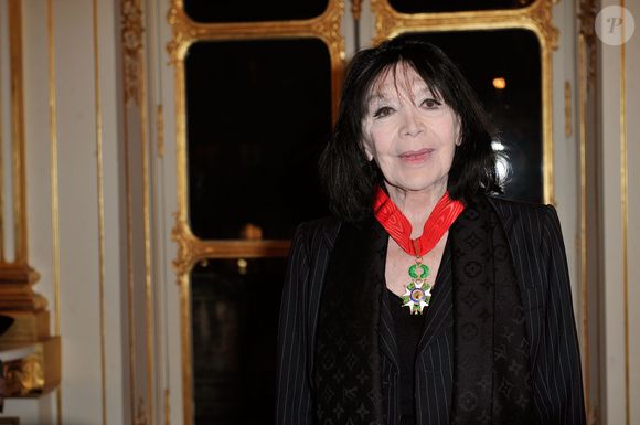 Juliette Greco recoit les insignes de Commandeur de l'ordre national de la Legion d'Honneur lors d'une ceremonie au ministere de la culture a Paris le 12 decembre 2012. Photo par Agence / Bestimage
