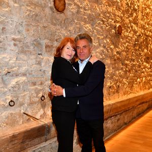 Exclusif - Muriel Mayette-Holtz et Gérard Holtz durant la soirée de première pour la pièce Le sourire de Darwin, dans la nouvelle salle du Théâtre de Nice, Les Franciscains, un spectacle conçu par Isabella Rossellini et mis en scène par Muriel Mayette-Holtz, le 26 avril 2022. © Bruno Bebert / Bestimage