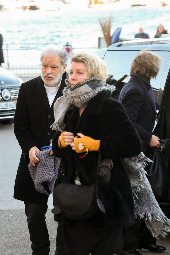 Raphaël Mezrahi - Arrivées aux obsèques de Brigitte Bardot en l'église Paroissiale Notre-Dame-de-l'Assomption de Saint-Tropez, France, le 7 janvier 2026.   © Jacovides-Moreau/Bestimage