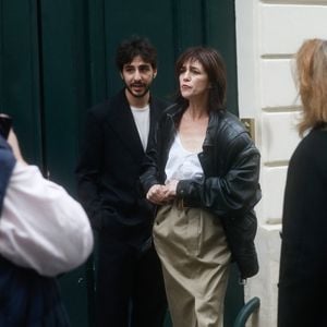 Charlotte Gainsbourg et son fils Ben Attal lors de la cérémonie de dévoilement de la plaque "Maison des Illustres" de la Maison Gainsbourg à Paris, France, le 2 avril 2024. © Christophe Clovis/Bestimage