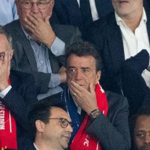 Emmanuel Grégoire, Arnaud Lagardère, Nicolas Sarkozy dans les tribunes du match de quart de finale aller de Ligue Des Champion au Parc des Princes à Paris, le 8 avril 2026. 

Photo : Cyril Moreau / Bestimage