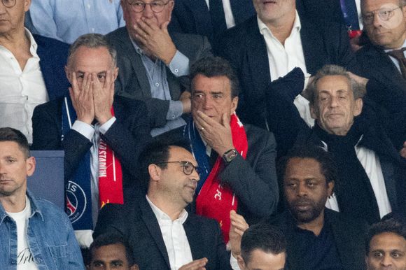 Emmanuel Grégoire, Arnaud Lagardère, Nicolas Sarkozy dans les tribunes du match de quart de finale aller de Ligue Des Champion au Parc des Princes à Paris, le 8 avril 2026. 

Photo : Cyril Moreau / Bestimage