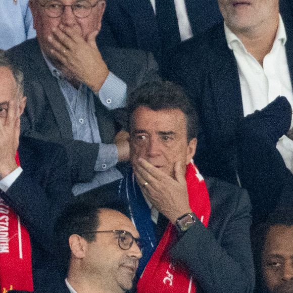 Emmanuel Grégoire, Arnaud Lagardère, Nicolas Sarkozy dans les tribunes du match de quart de finale aller de Ligue Des Champion au Parc des Princes à Paris, le 8 avril 2026. 

Photo : Cyril Moreau / Bestimage