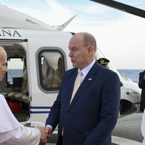Monaco, MONTE CARLO : NO LIBRI Monte Carlo , Monaco , 2026/3/28 Le Prince Albert II et la Princesse (Princesse) Charlène de Monaco saluent le Pape Léon XIV (le pape Léon XIV) alors qu'il prend congé à la fin d'une visite d'une journée. Le pape Léon XIV est en voyage apostolique à Monaco Photographie VATICAN MEDIA / Catholic Press Photo (Image de crédit : © Vatican Media/IPA via ZUMA Press)