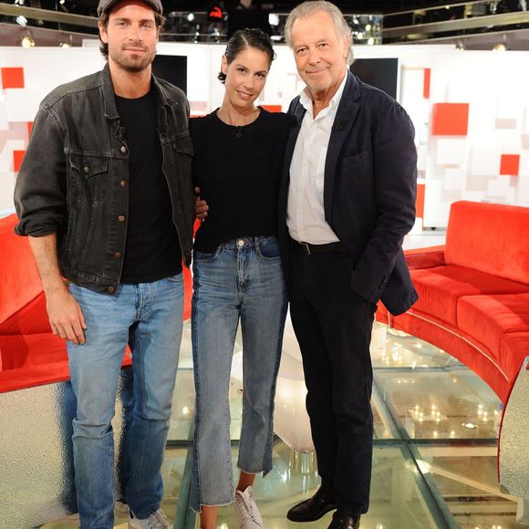Exclusif - Michel Leeb avec ses enfants Tom et Fanny Leeb lors de l'enregistrement de l'émission Vivement Dimanche présentée par Michel Drucker au studio Gabriel à Paris le 2 juin 2020.
L'émission sera diffusée le 28 juin 2020 sur France 2.

© Guillaume Gaffiot / Bestimage
