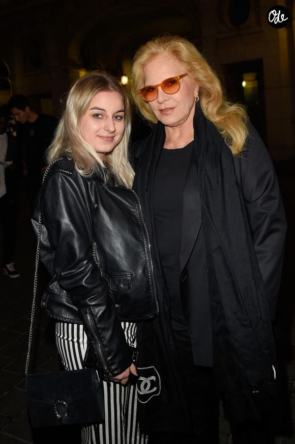 Sylvie Vartan avec sa fille Darina Scotti-Vartan à la générale de la pièce "La Vraie Vie" au théâtre Edouard 7 à Paris © Guirec Coadic/Bestimage