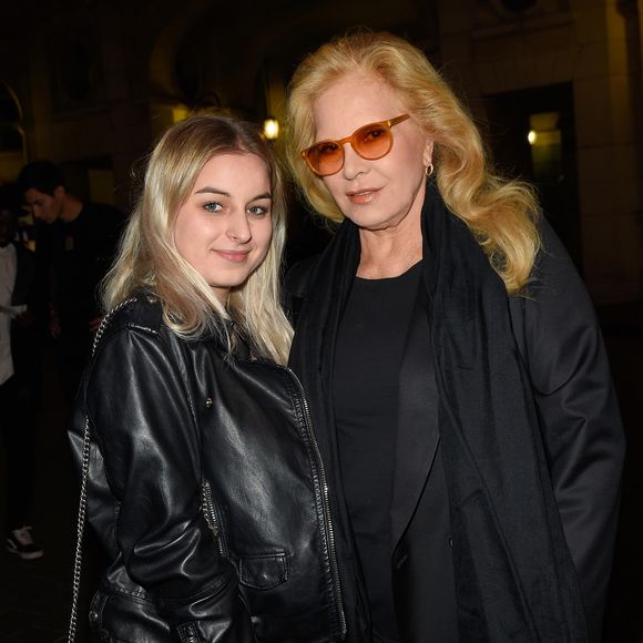 Sylvie Vartan avec sa fille Darina Scotti-Vartan à la générale de la pièce "La Vraie Vie" au théâtre Edouard 7 à Paris © Guirec Coadic/Bestimage